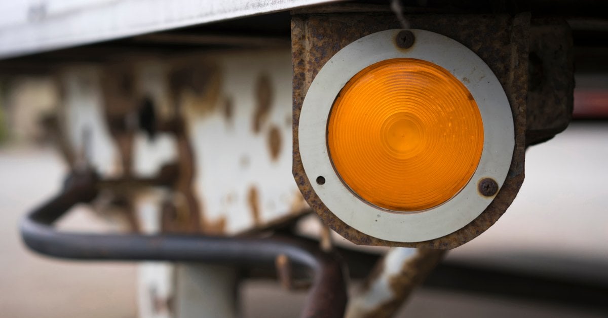 How Right-Angle Plugs Reduce Truck Wiring Failures